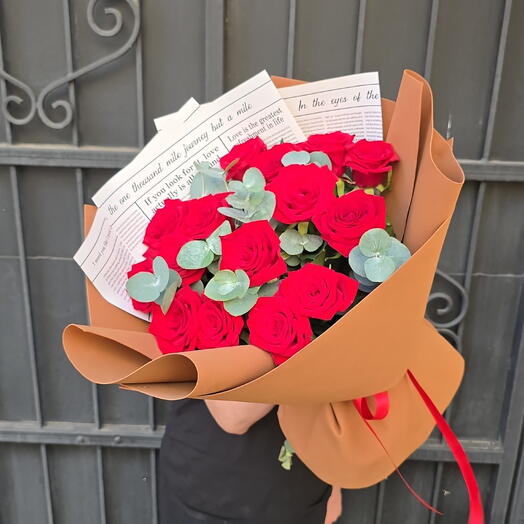 15 красных роз с эвкалиптом ️❣️
