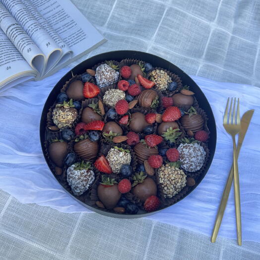 🍓 «Ягодный взрыв вкусов: клубника в шоколаде + голубика, малина, клубника,миндаль , кокос и вафельная стружка🍫🫐