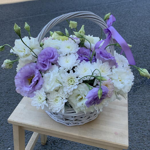 Корзинка с эустомой и хризантемой 💜