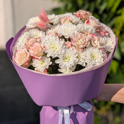Нежный круглый букет из хризантем, кустовых роз, лагуруса