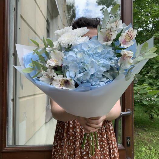 Букет сборный с голубой гортензией и альстромерией