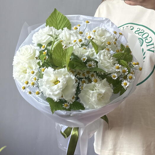 Букет с эустомой, малиной и ромашкой 🌿🤍