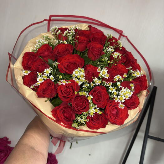 Букет роз с ромашкой
