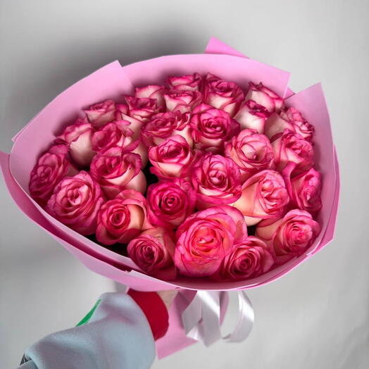 Букет из 29 бело-розовых роз Джумилия в фоамиране