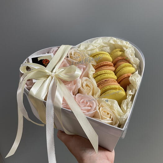 Яркий подарочный бокс с мыльными розами и макарунсами 💛 🧡