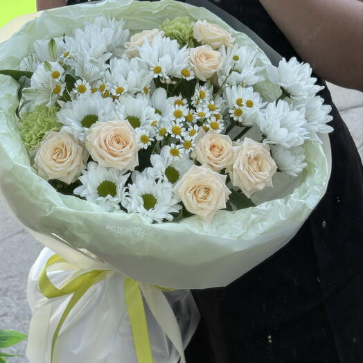 Букет ромашки с кустовыми розами