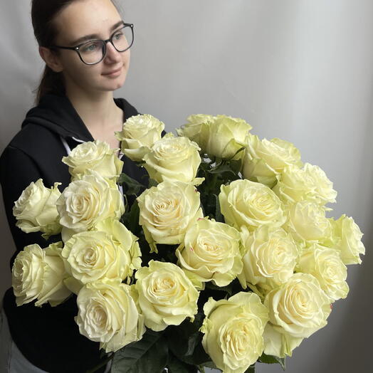 Охапка белых роз под ленту