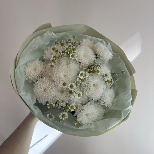 Букет-комплимент с ромашками и хризантемой