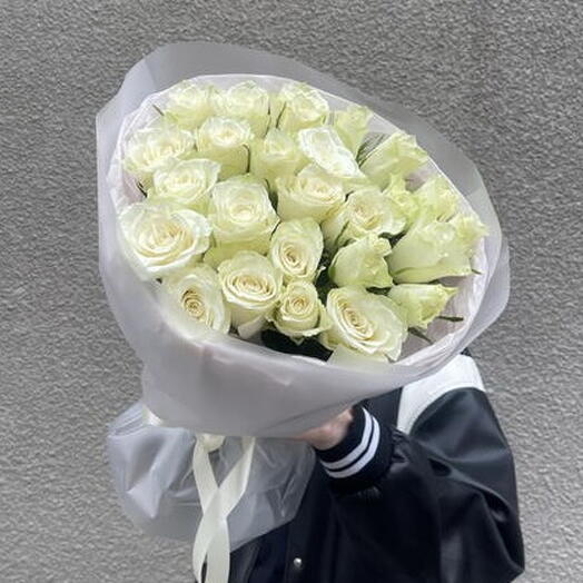 25 белых роз 40 см