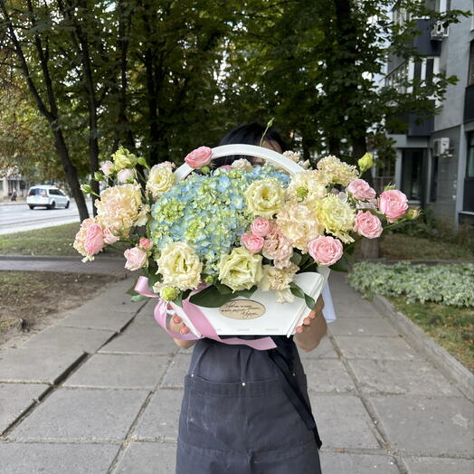 Композиция с голубой гортензией