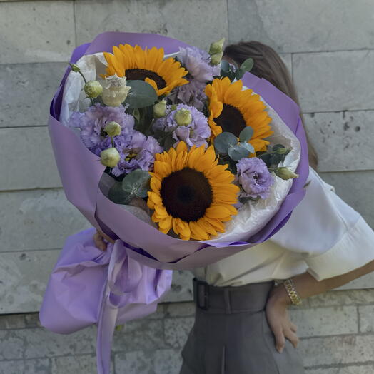 Авторский букет«Солнечный акцент и лавандовая нежность💜»из подсолнухов и эустом 🍀