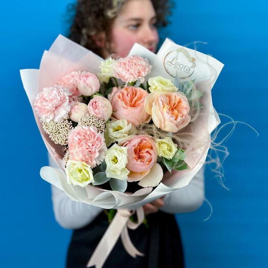 Букет Джульетта. Пионовидные розы и диантус. Авторский букет 685. Leoraflowers