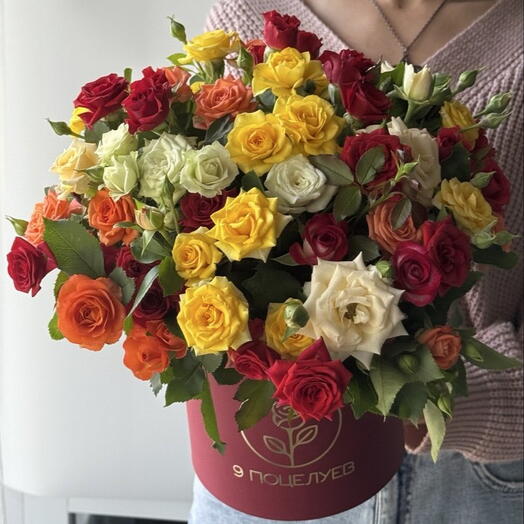 Яркая композиция из кустовых розочек