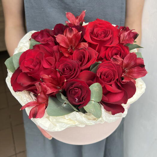 Яркая композиция из красных роз и альстромерий