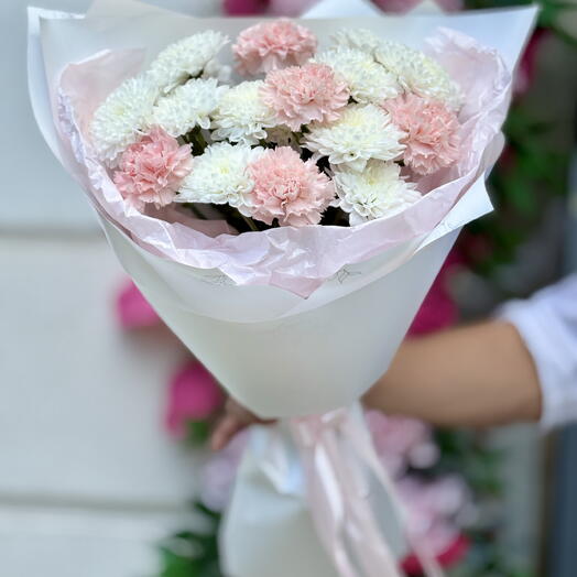 Букет «Персиковая дымка» — хризантемы и гвоздики 🍬🌸
