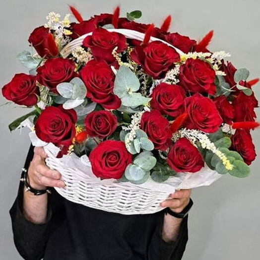 Композиция с красными розами "Корзина любви"