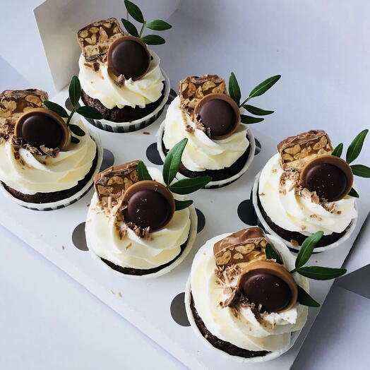 Шоколадные капкейки с кремом чиз с конфетами(toffee, Snickers)