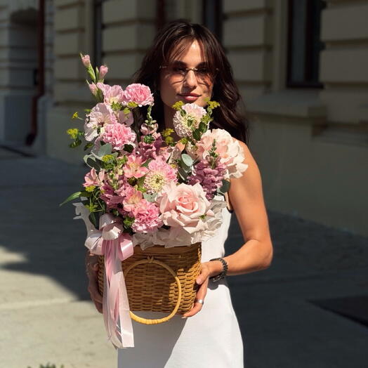 Корзина в розовой гамме с георгинами, ажурными розами, стойкими альстромериями и фермерскими цветами