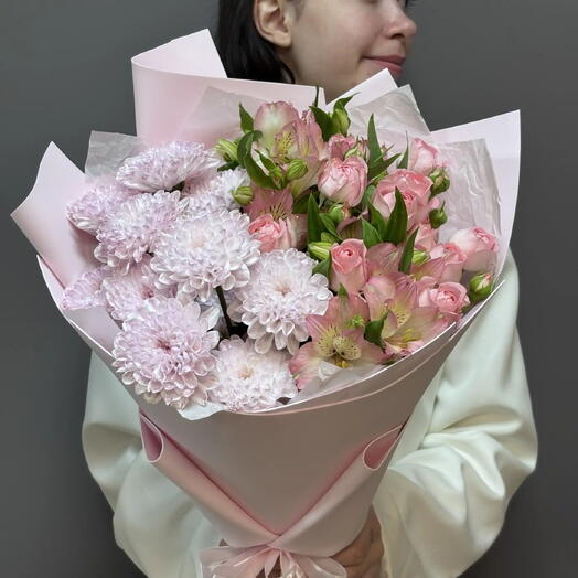 Букет из кустовых хризантем и кустовых роз