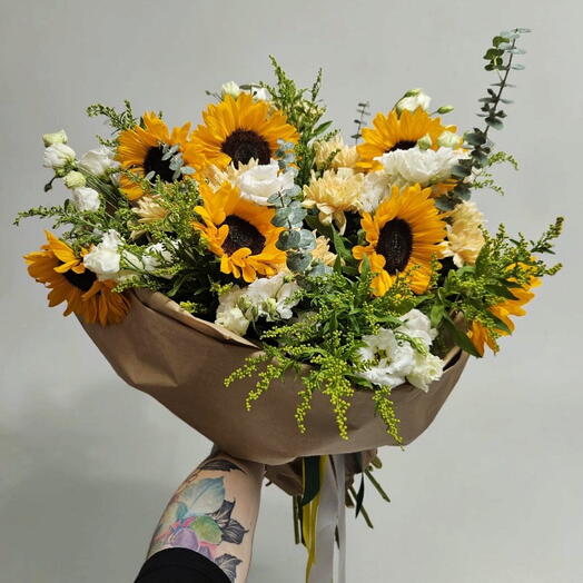 Шикарный букет "Летнее Солнце", подсолнухи, эустома, солидаго, хризантема, эвкалипт