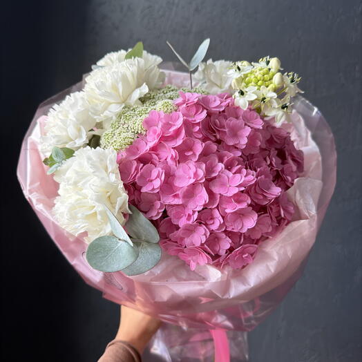 Авторский букет с гортензией, орнитогалумом, диантусами и амми «Малышка»