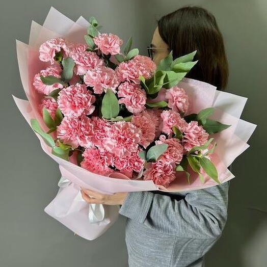 25 розовых диантусов с эвкалиптом