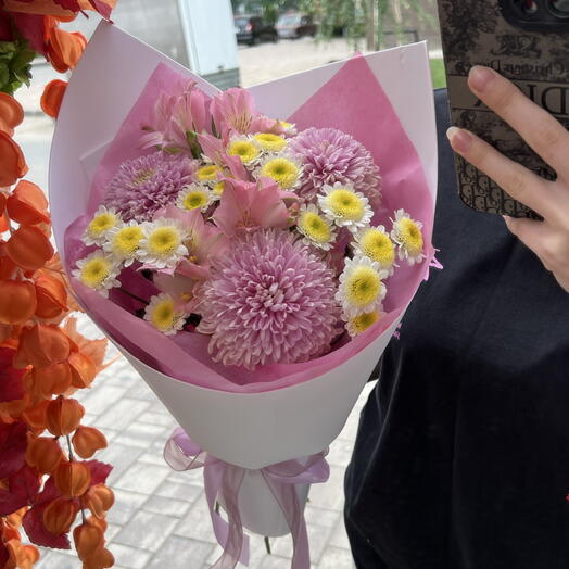 Акция дня 🔥 Букет с одноголовой хризантемой и альстромерией в нежном оформлении 🩷🌸