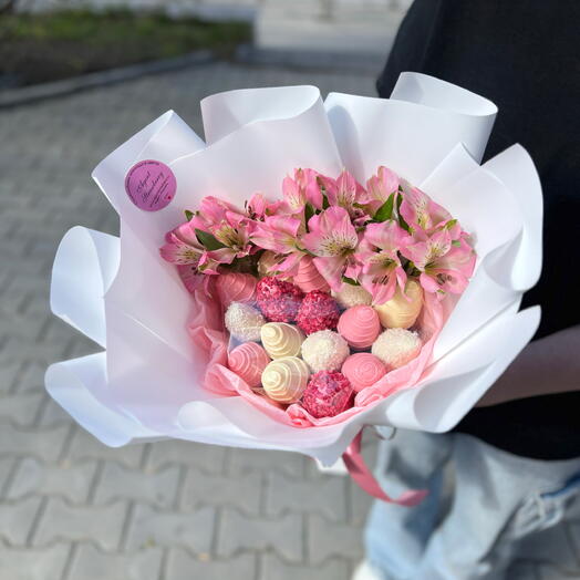 Букет из клубники в шоколаде и свежих цветов 🌸