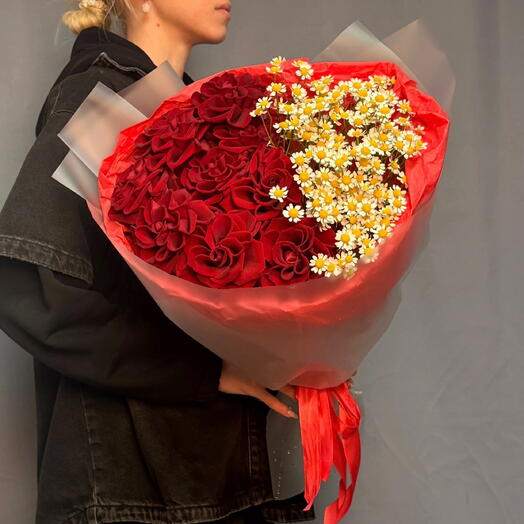 Букет (XL) : с матрикарией и красными розами 🌹