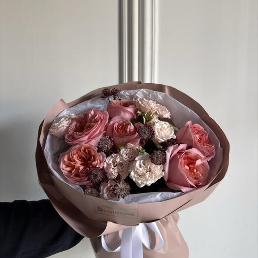 Букет с розами и астранцией
