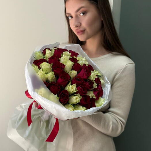 Букет из 55 красных и белых роз