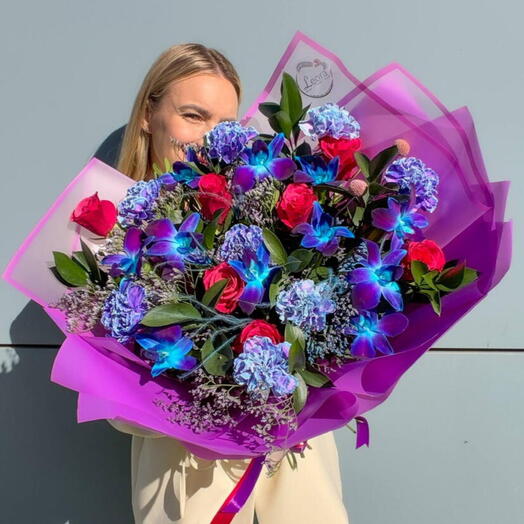 Букет Яркие розы и космическая Орхидея. Авторский букет 528. Leoraflowers