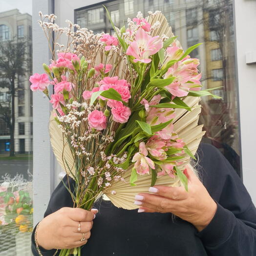 Букет с пальмовым листом и Диантусами