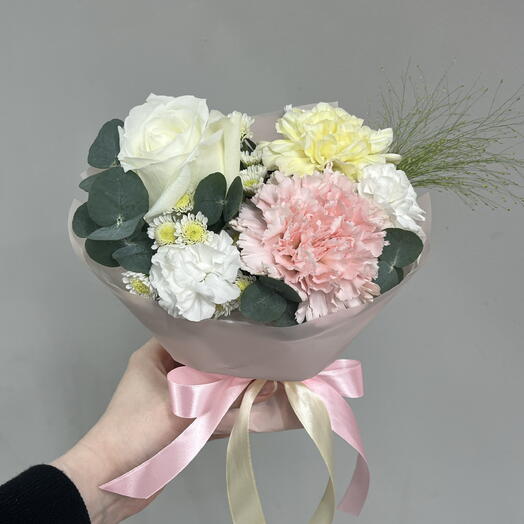 Нежная мини композиция с розой и диантусами