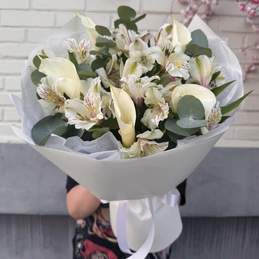 Авторский букет сказочные каллы и альстромерия 🤍