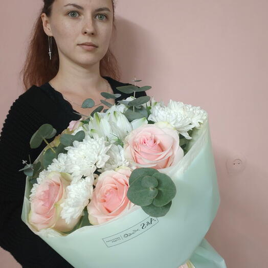 Букет с розами и хризантемами