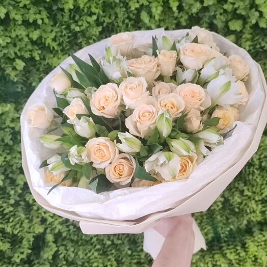 Букет из кремовых кустовых роз с альстромериями