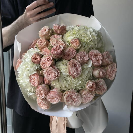 Дуо-букет с гортензиями и кустовыми розами