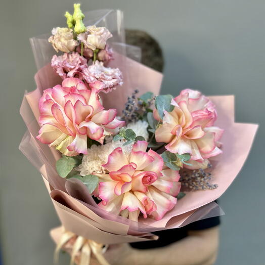 Букет «Лавандовые кружева🎀💕» с французской розой, лавандой, эустомой, кустовой хризантемой