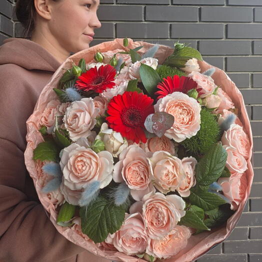 Букет с герберой и кустовой розой
