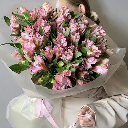 Букет из розовой альстромерии 💕