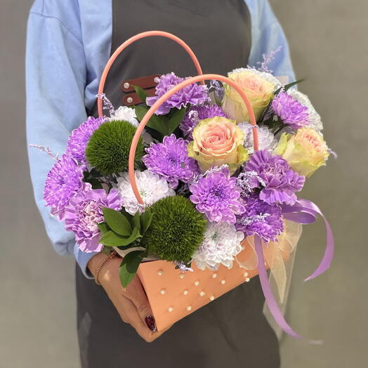 Композиция из роз, диантусов, хризантем, Солидаго и рускуса