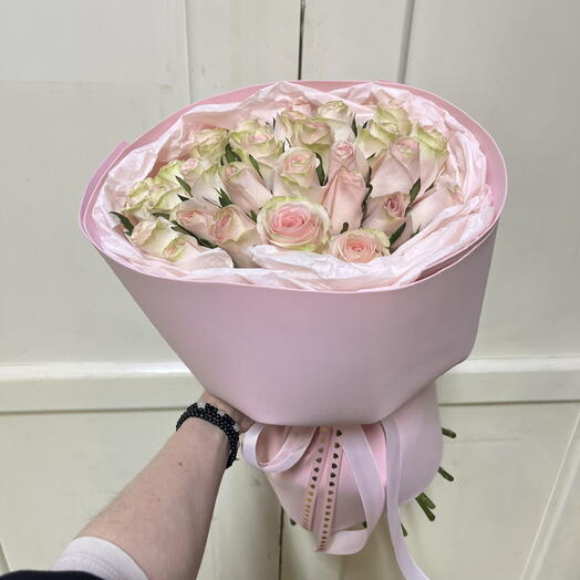 29 нежных розовых роз