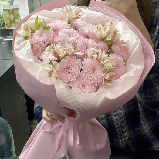 Круглый розовый букет в пышной упаковке из хризантем и альстромерий