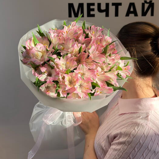 Стойкий букет из розовых альстромерий в минимальной упаковке / дофамин / Доставка в Уфе