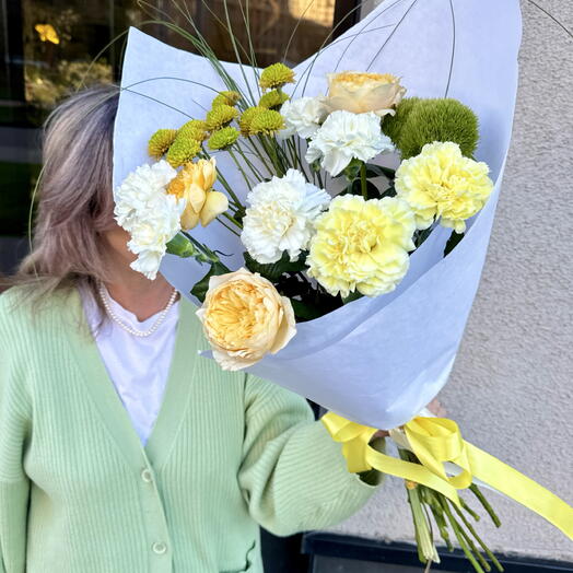 Букет из диантусов(гвоздик), роз и барбатусов 💚💚💛 «свежее утро»