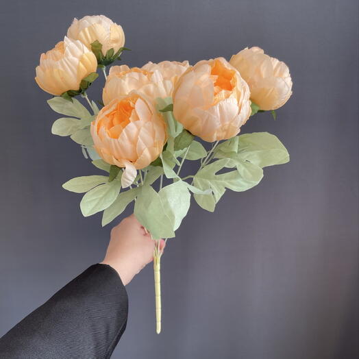 Ветка с искусственными пионами нежного персикового цвета