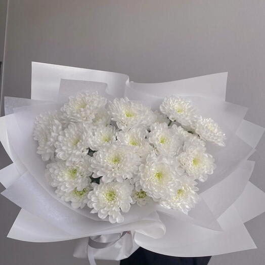 Букет из белоснежных кустовых хризантем