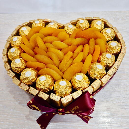 Сладкий букет из конфет Merci и Ferrero Rocher с курагой
