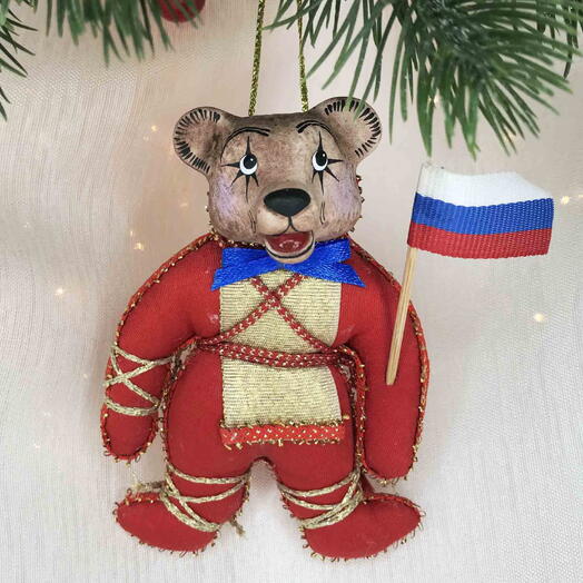 Новогодняя игрушка из фарфора и текстиля «Медвежонок патриот» красный